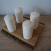 Quadratisches Adventsgesteck mit weißen Kerzen