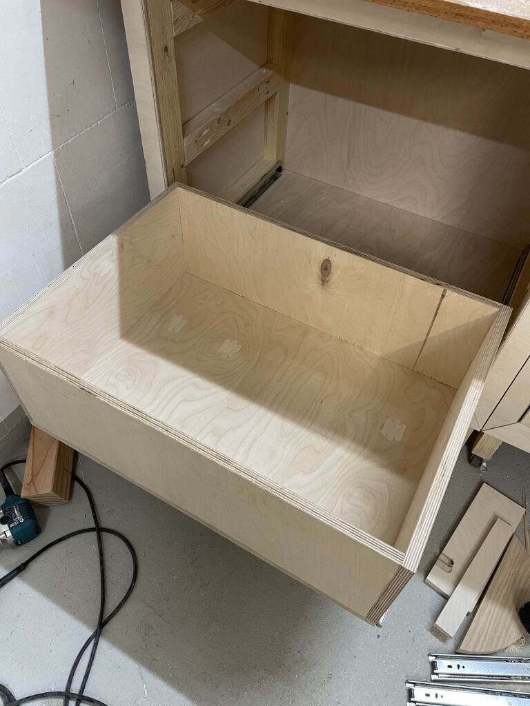 Einbau der ersten von drei Schubladen im Werkstattschrank