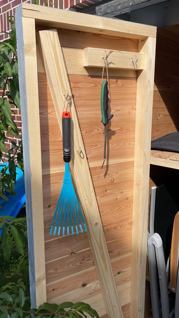 Einräumen des Gartenschranks