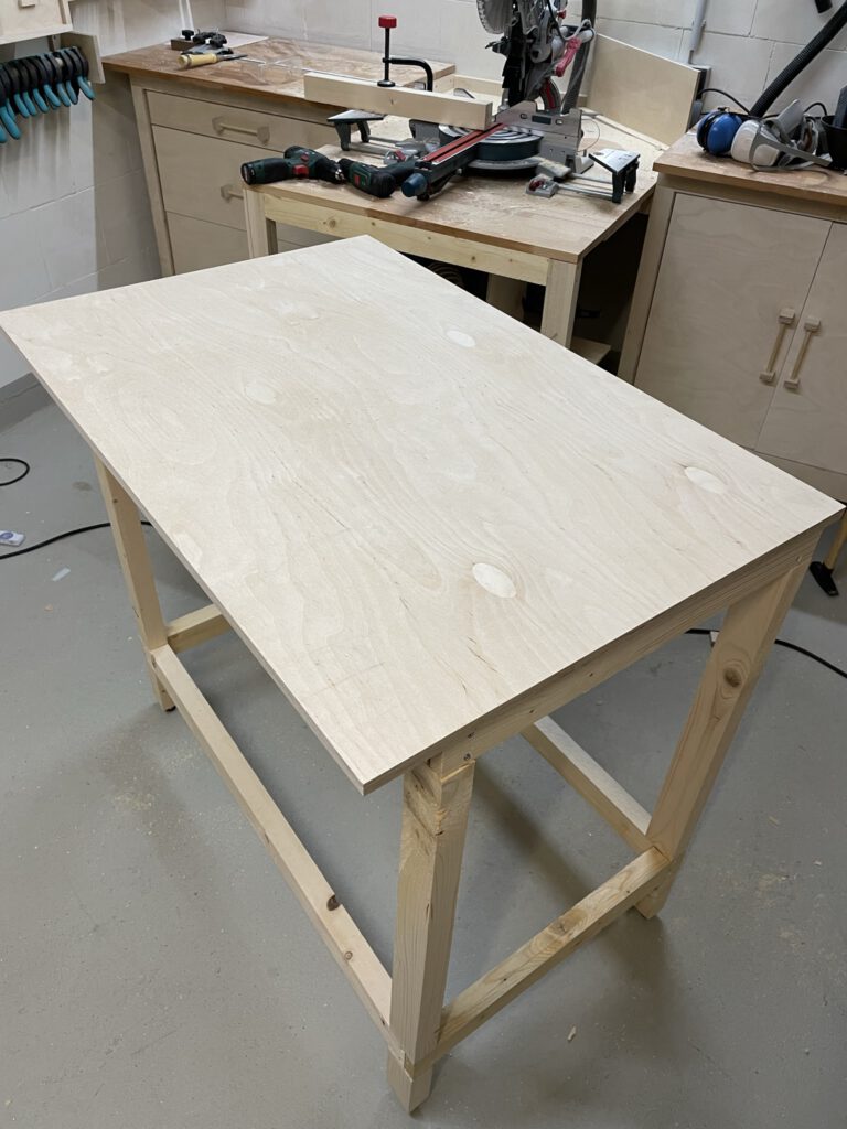 Schrank mit Tischplatte