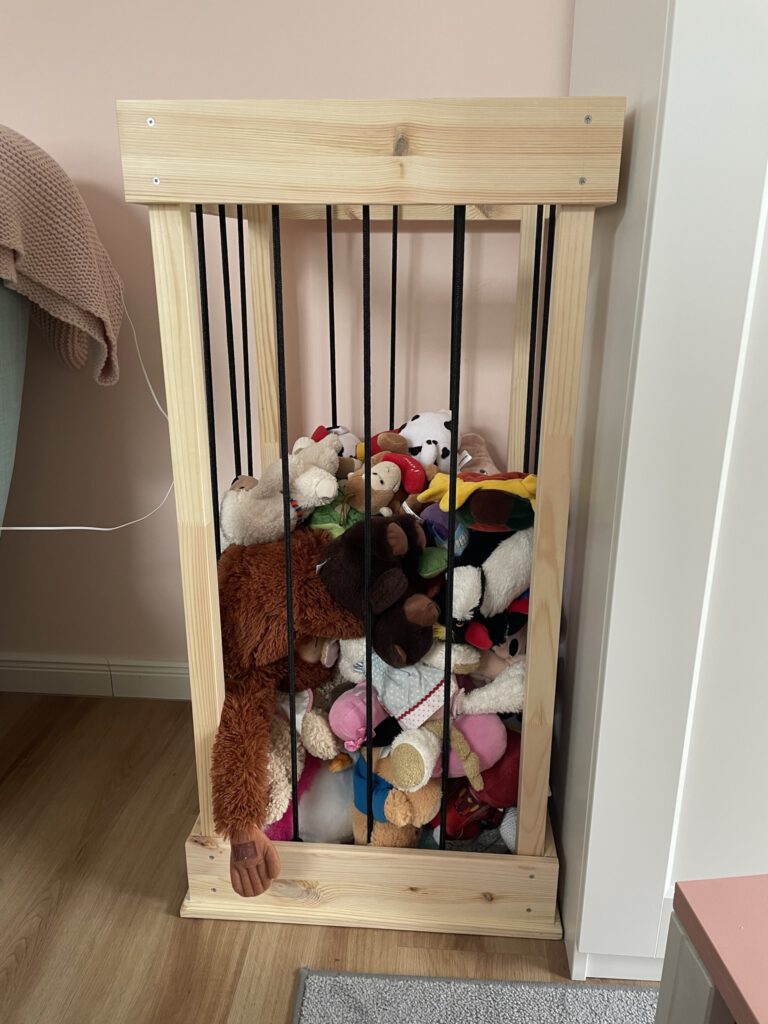 Kuscheltieraufbewahrung mit Kuscheltieren