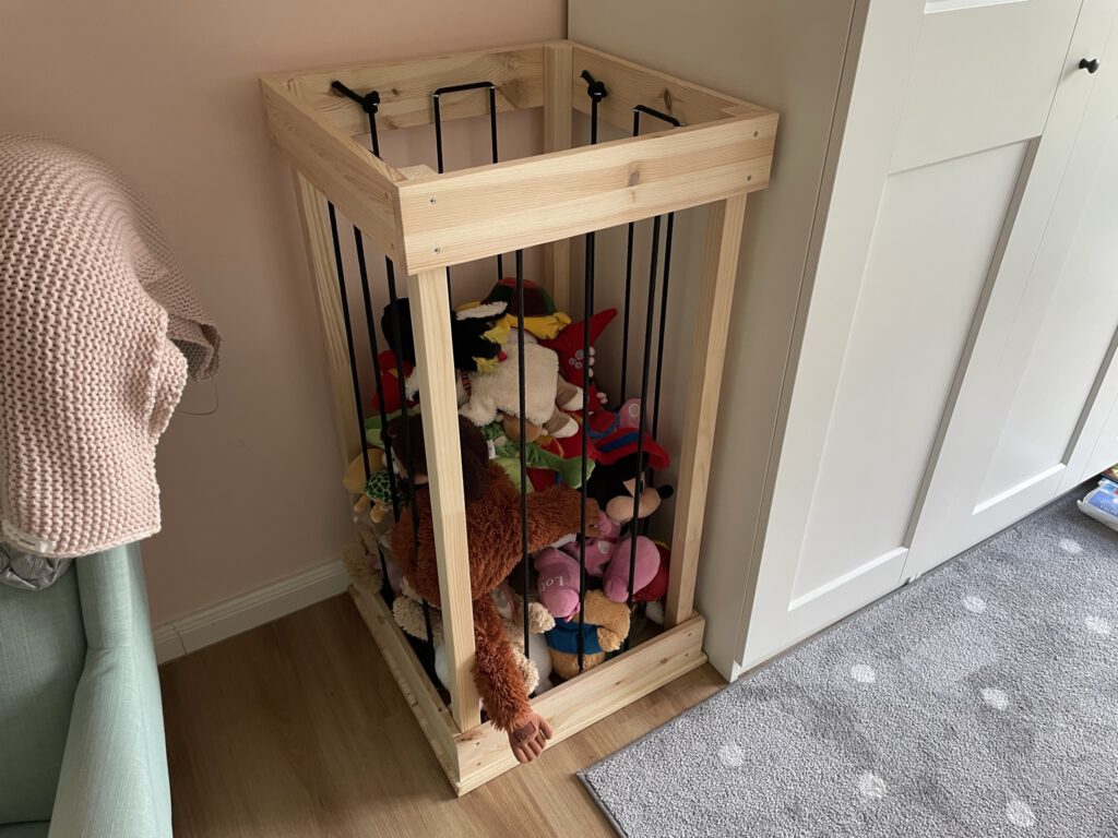 Kuscheltieraufbewahrung mit Kuscheltieren