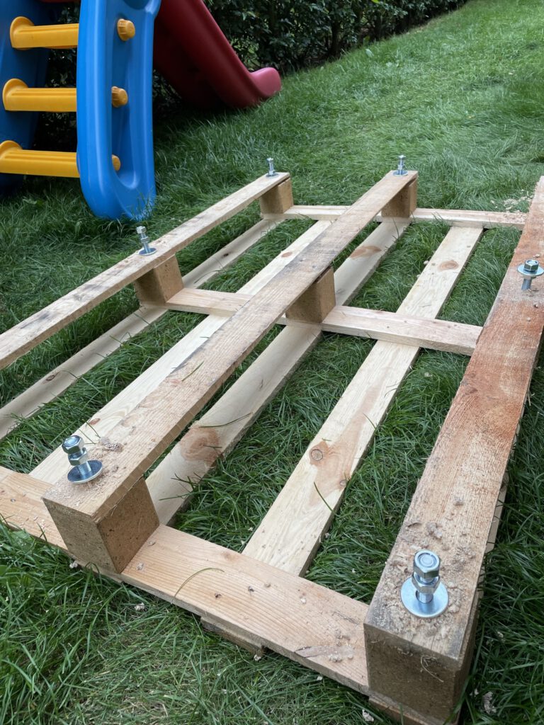 Palette für den Gartenschrank