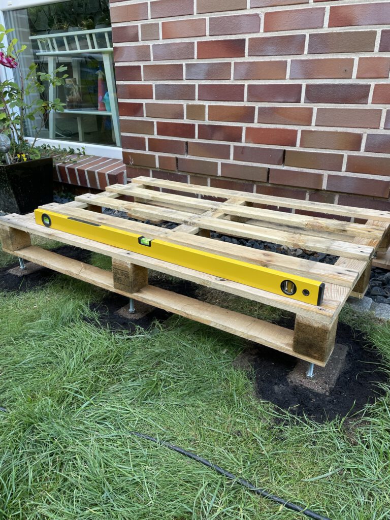 Ausrichten der Palette für den Gartenschrank