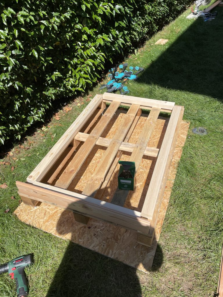 Montage der ersten Leisten vom Gartenschrank