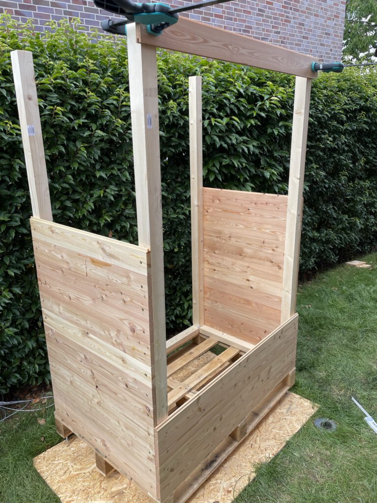 Bau der Rückwand des Gartenschranks