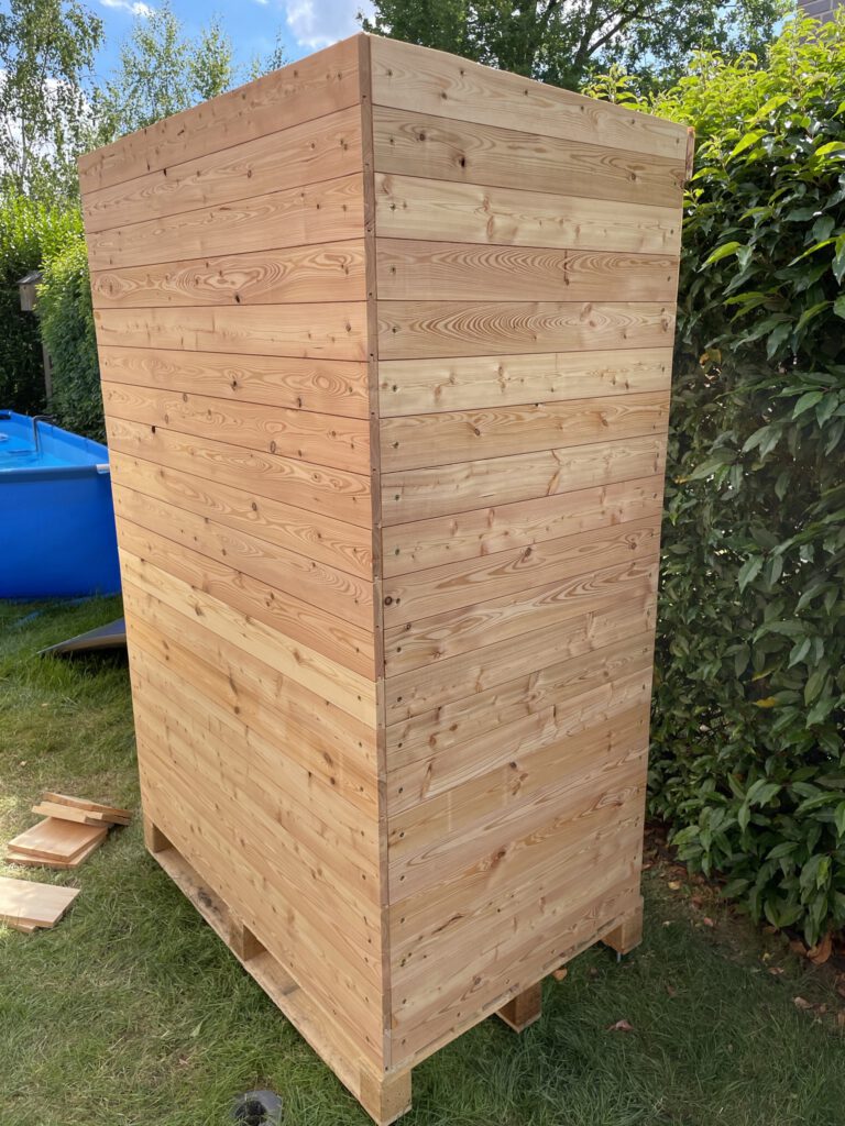 Fertige Wände am Gartenschrank