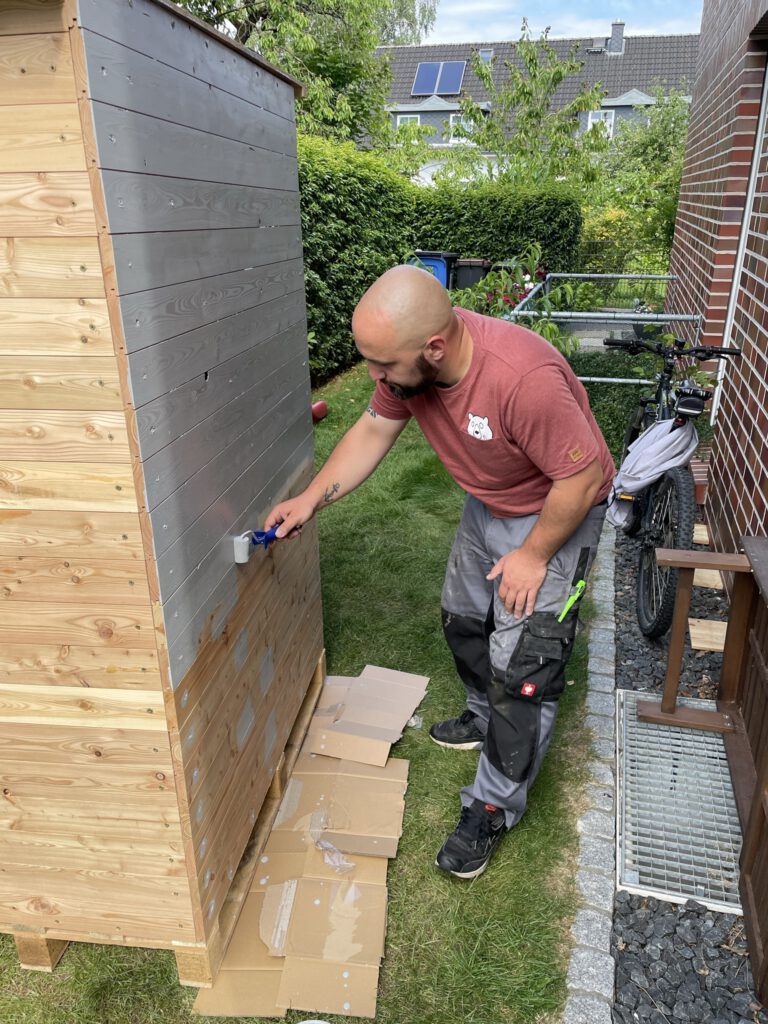 Lackieren des Gartenschranks