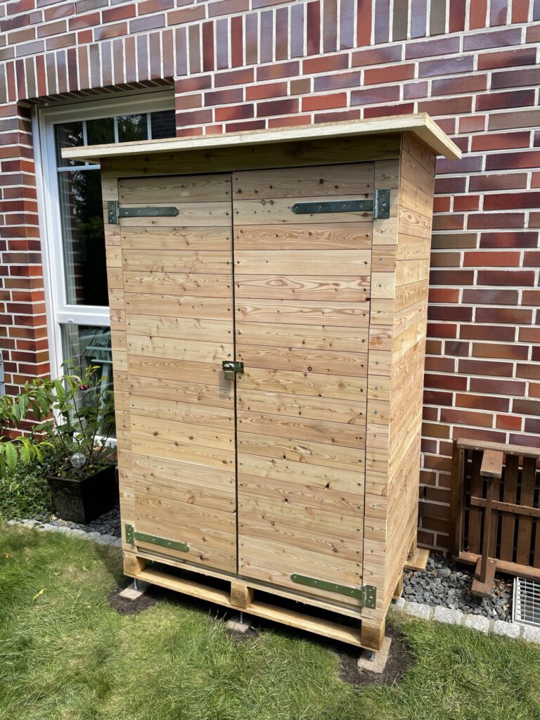 Geschlossener Gartenschrank vor dem Lackieren