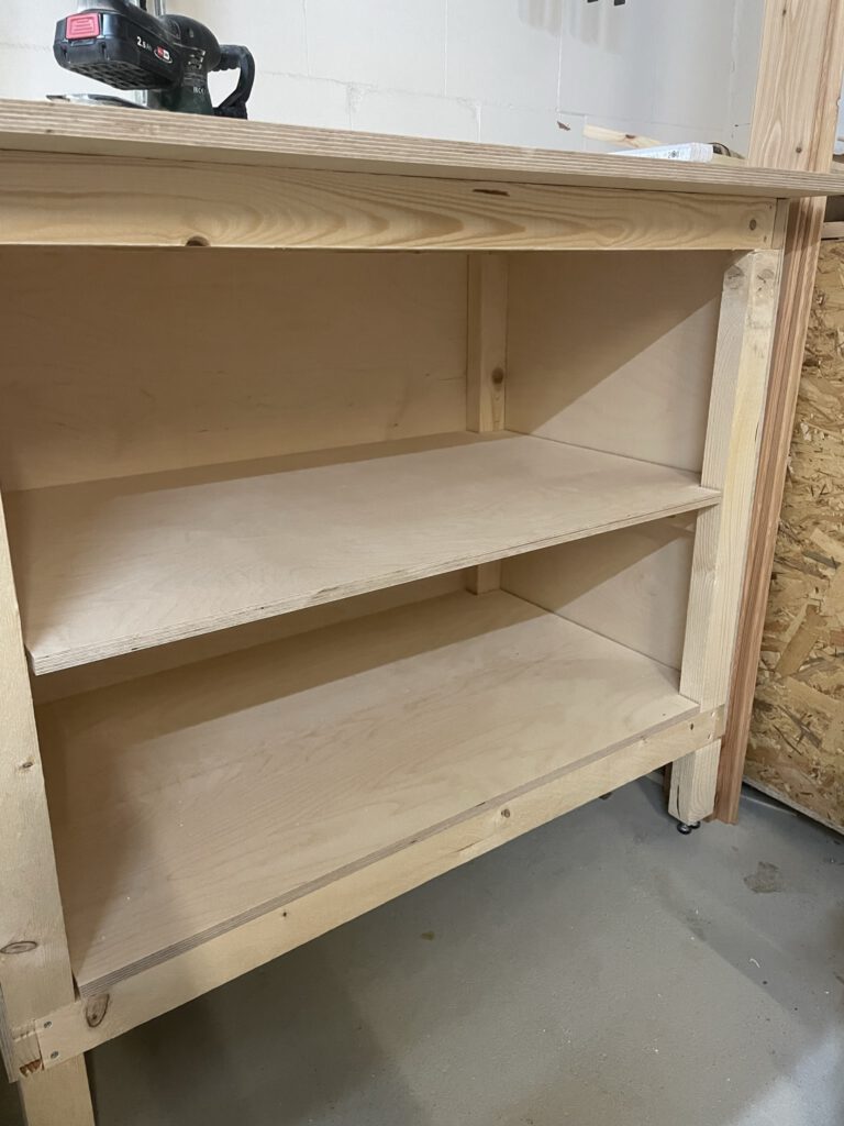 Eingesetztes Regal im Schrank