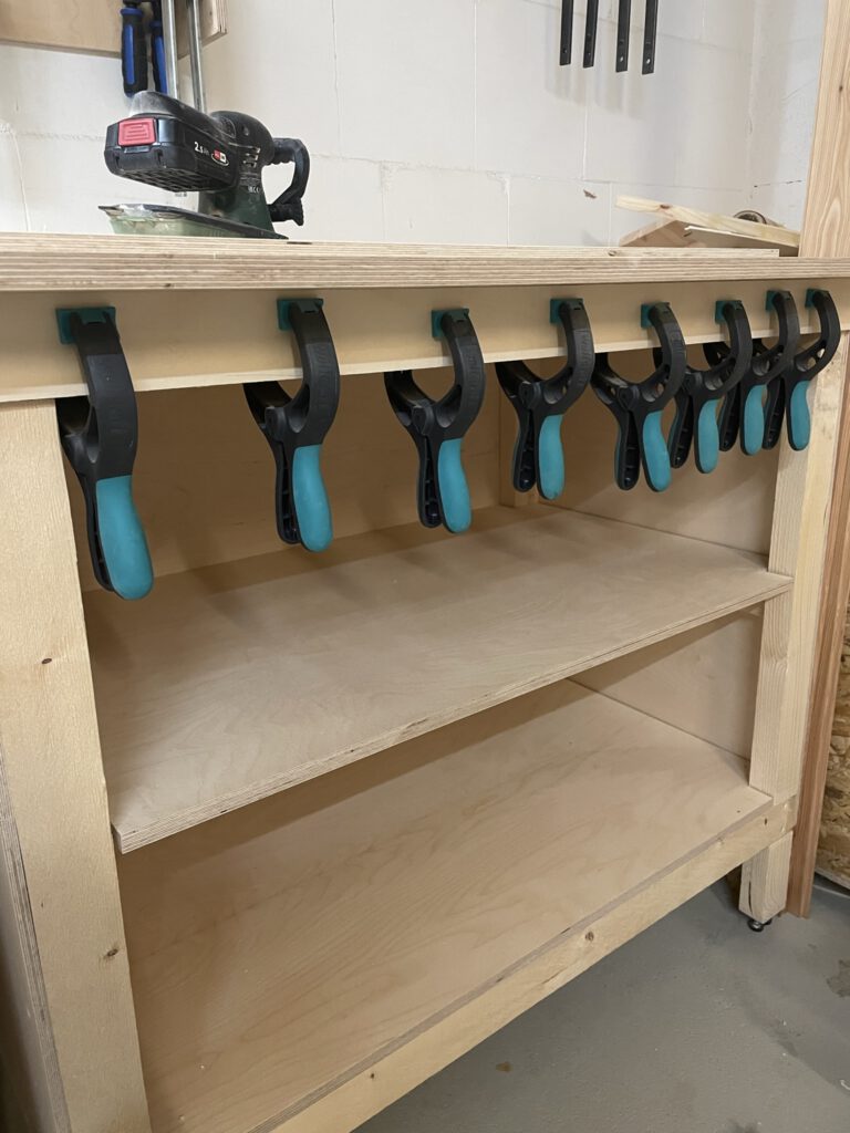 Zierleisten am Schrank