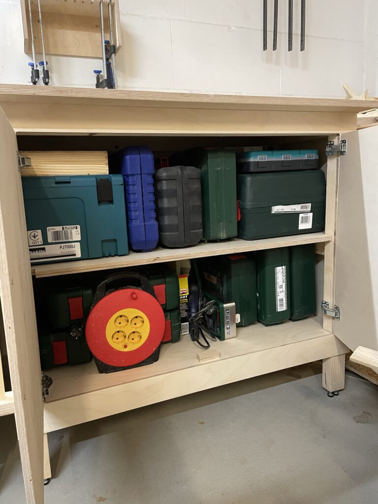 Eingeräumter Schrank mit Werkzeugboxen