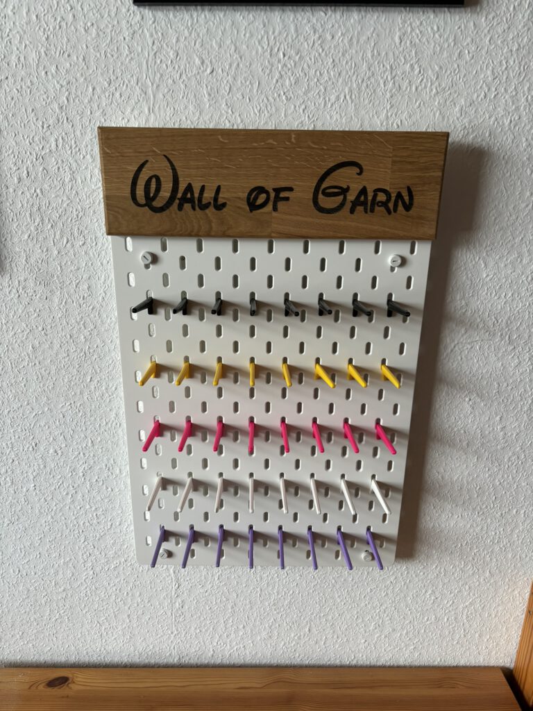 Montierte Wand zur Lagerung von Garn