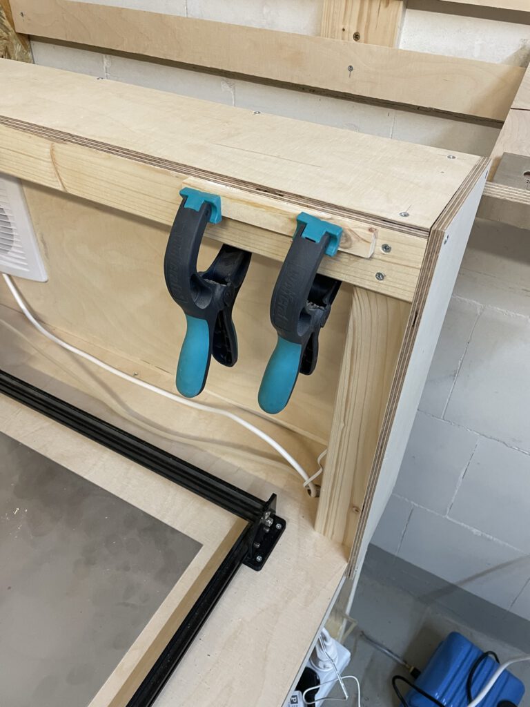 Montage kleiner Halteleisten für den Deckel