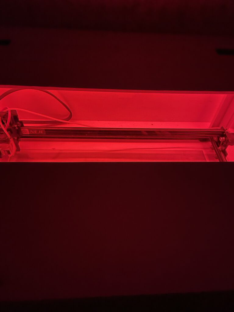 Blick in die Laserbox mit Beleuchtung