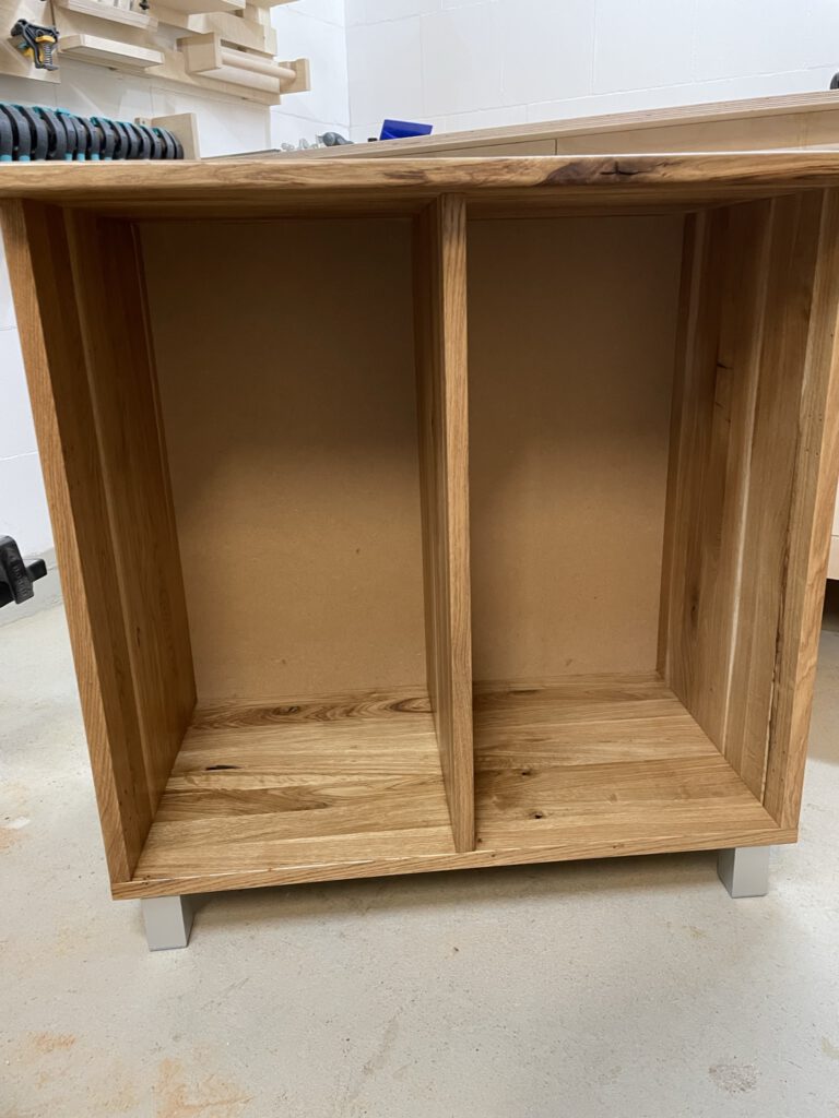 Badschrank mit eingesetzter Rückwand