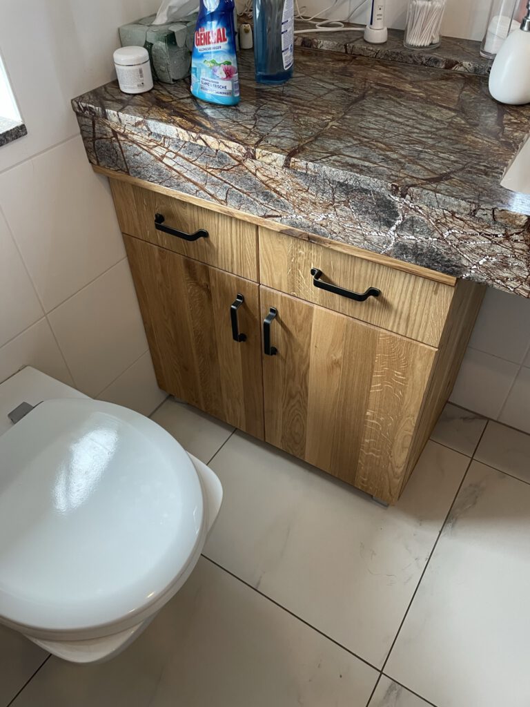 Badschrank aus Eiche