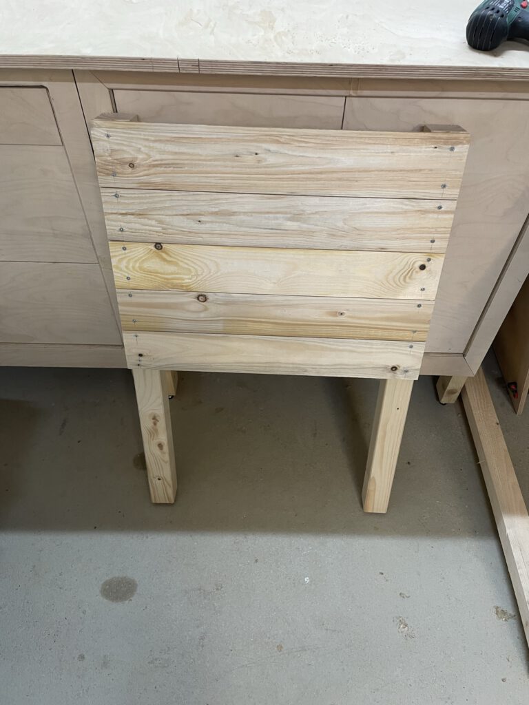 Erste Seitenwand für das Hochbeet