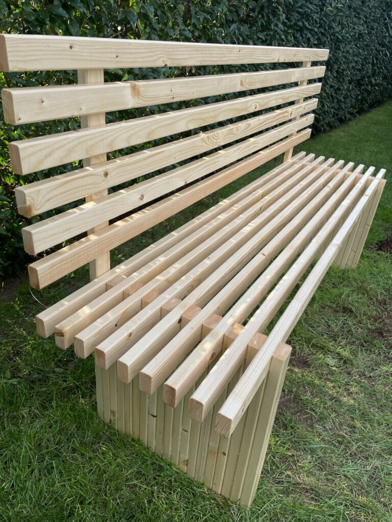 Fertige Gartenbank