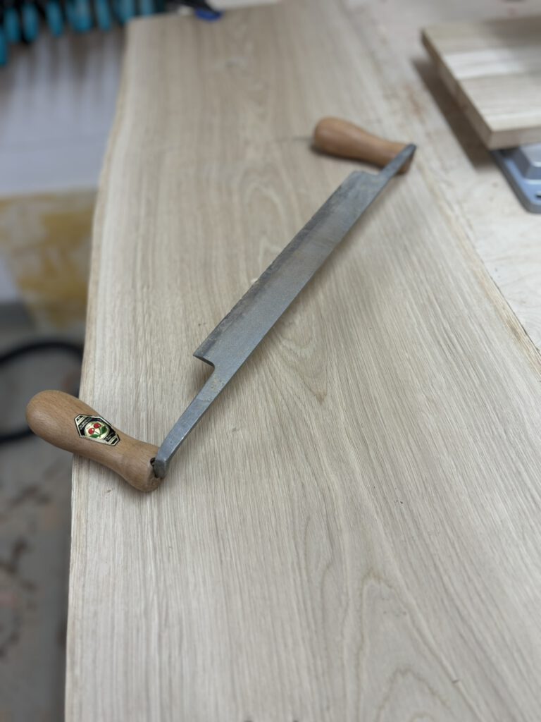 Abziehen der Rinde von der Eichenbohle