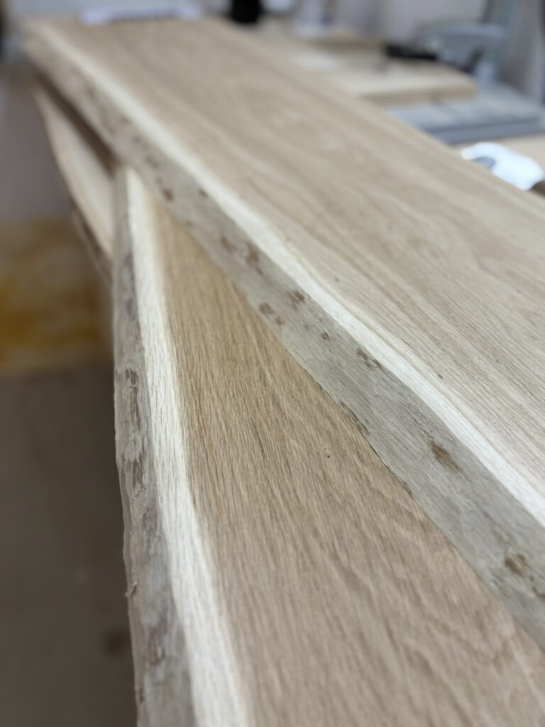 Abziehen der Rinde von der Eichenbohle