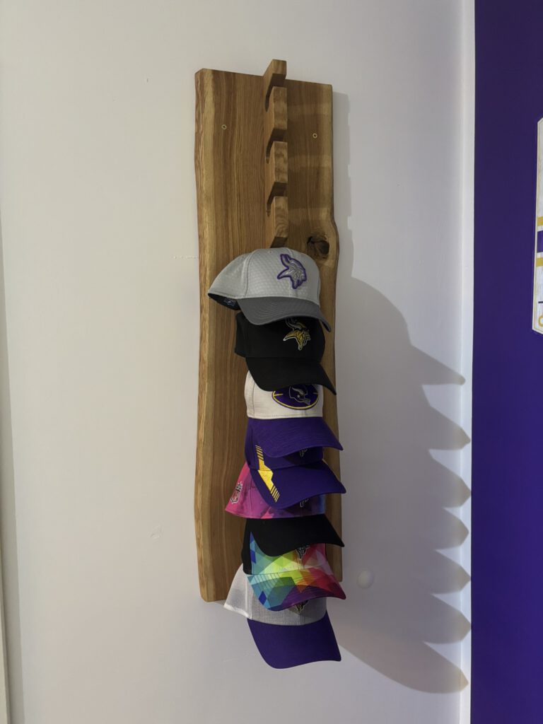 Regal für Caps