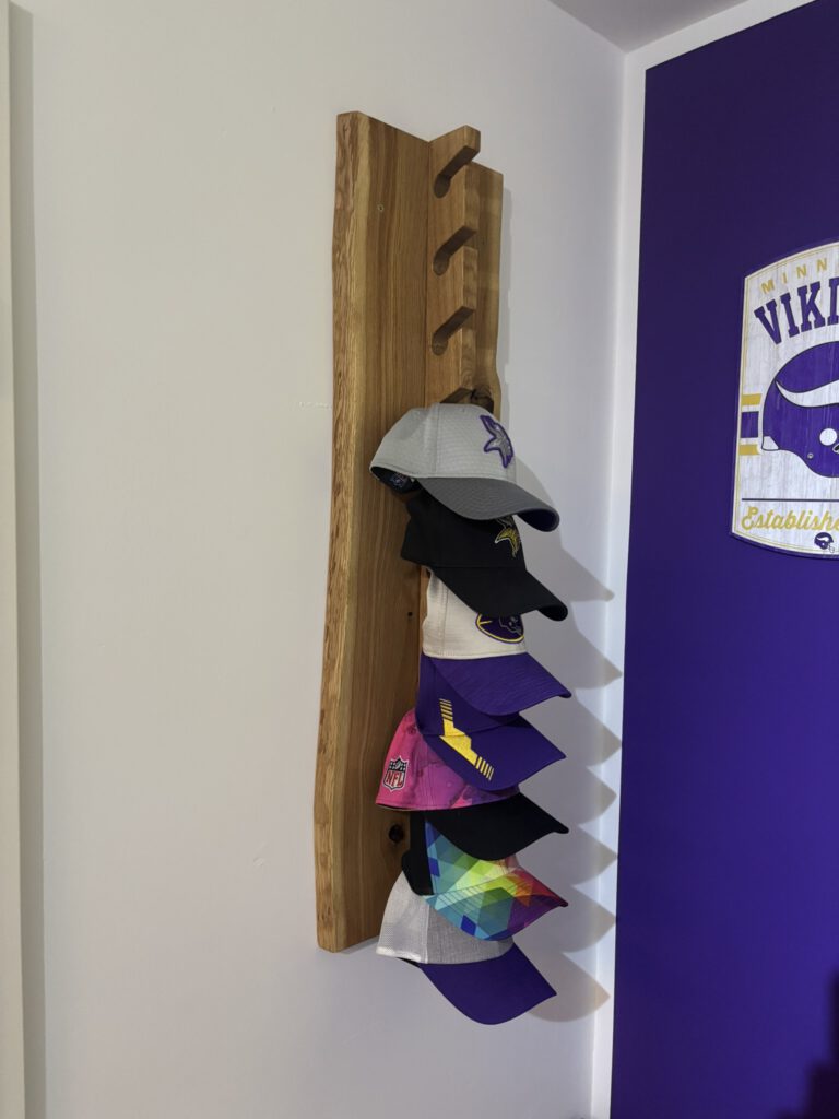 Wandregal für Caps
